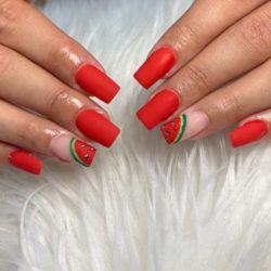 Uñas largas rojas con sandía