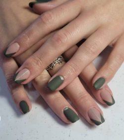 Uñas grises con rosas