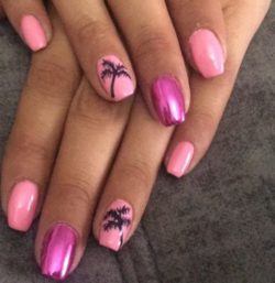 Uñas rosas con palmeras