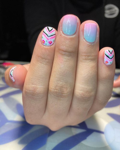 Uñas cortas con flores y diseño tribal