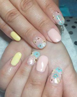 Uñas con flores y diamantitos