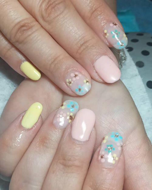 Uñas con flores y diamantitos
