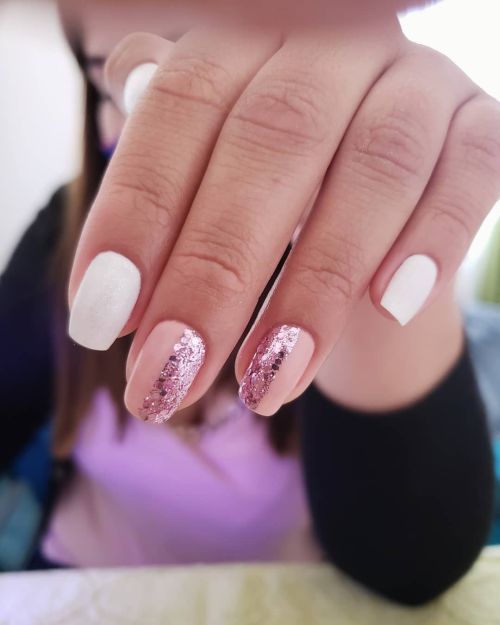 Uñas blancas, rosas y con brillo