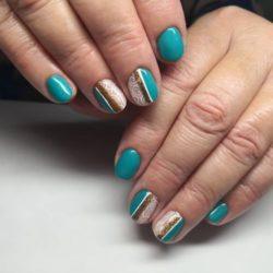 Uñas cortas en tonos marinos y dorado