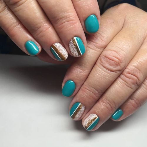 Uñas cortas en tonos marinos y dorado