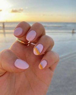 Uñas cortas rosas con aroiris