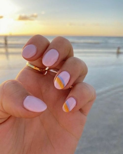 Uñas cortas rosas con aroiris