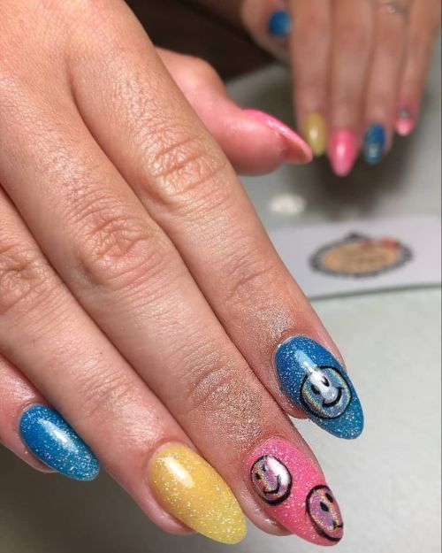 Uñas largas con purpurina y emojis