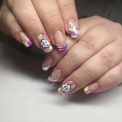 Uñas largas con colores y nubes alegres