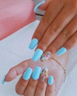 Uñas celestes con flores