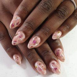 Uñas con brillo y florecillas