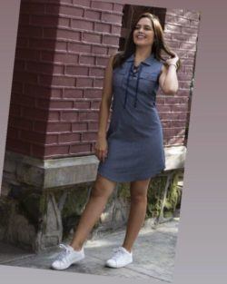 Mujer con vestido azul y zapatillas blancas