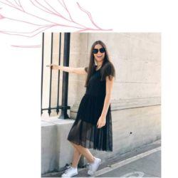 Vestido negro con falda transparente y converse