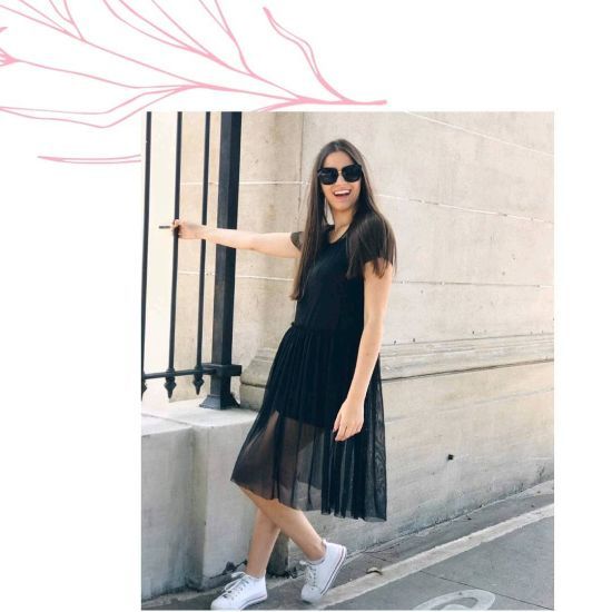 Vestido negro con falda transparente y converse