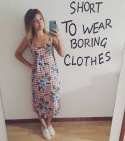 Vestido largo de flores con tirantes y zapatillas blancas