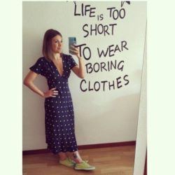 Vestido azul con escote y lunares blancos y zapatillas verdes