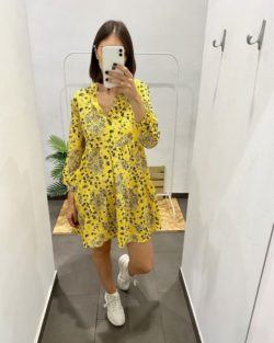 Vestido corto amarillo de flores y zapatillas blancas