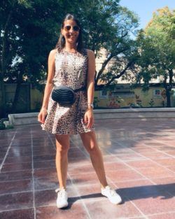 Mujer con mini vestido animal print y zapatillas