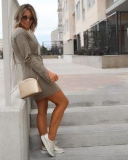 Vestido corto gris con zapatillas doradas