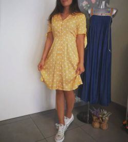 Vestido amarillo con lunares blancos y converse