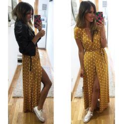 Mujer con vestido largo verde de lunares blancos y muy escotado con converse