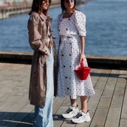 Muchachas con vestido largo y zapatillas