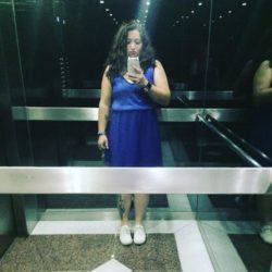 Vestido azul con zapatillas blancas