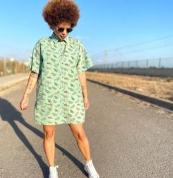 Mujer con vestido ancho camisero y converse