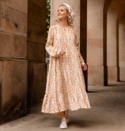 Vestido midi clásico con zapatillas blancas