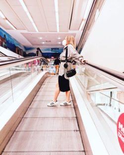 Mujer con vestido, sobrecamisa y zapatillas