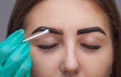 Mujer aplicandose henna