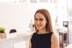 Cejas con henna opinion rmujer sonriendo