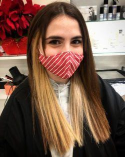 Joven con mascarilla y melena bicolor tonos castaños