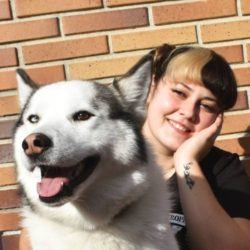 Joven con perro y pelo bicolor
