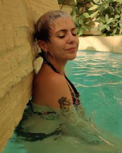 Joven pelo corto bicolor en piscina