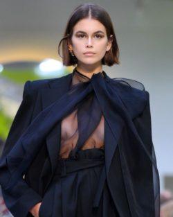 Kaia Gerber corte bob raya en medio