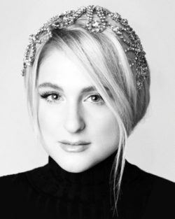 Meghan Trainor flequillo largo lateral