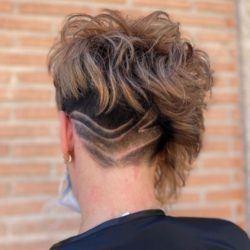 Pelo corto rizado asimétrico