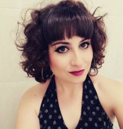 Pelo corto rizado con flequillo