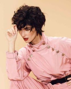 Paz Vega pelo corto rizado