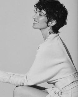 Paz Vega pelo corto rizado