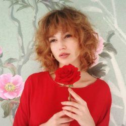 Úrsula Corberó pelo corto rizado