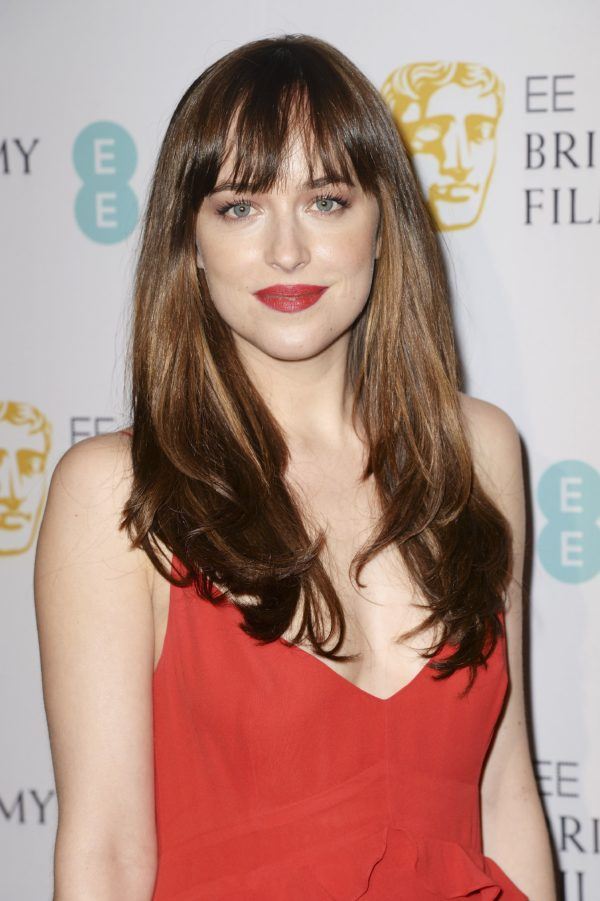 Cortes de pelo en v dakota johnson con flequillo
