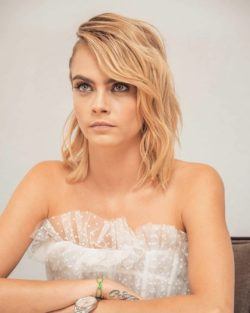 Cara Delevigne pelo por los hombros escalado