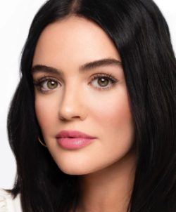 Lucy Hale melena por los hombros lisa