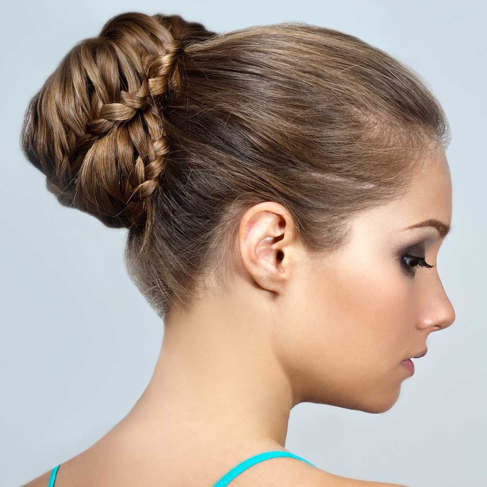 MoÃ±o con trenza de pelo largo