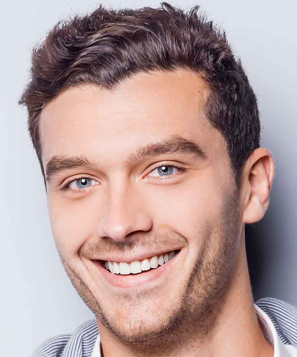 Hombre de pelo corto y ondulado Hombre de pelo corto y ondulado
