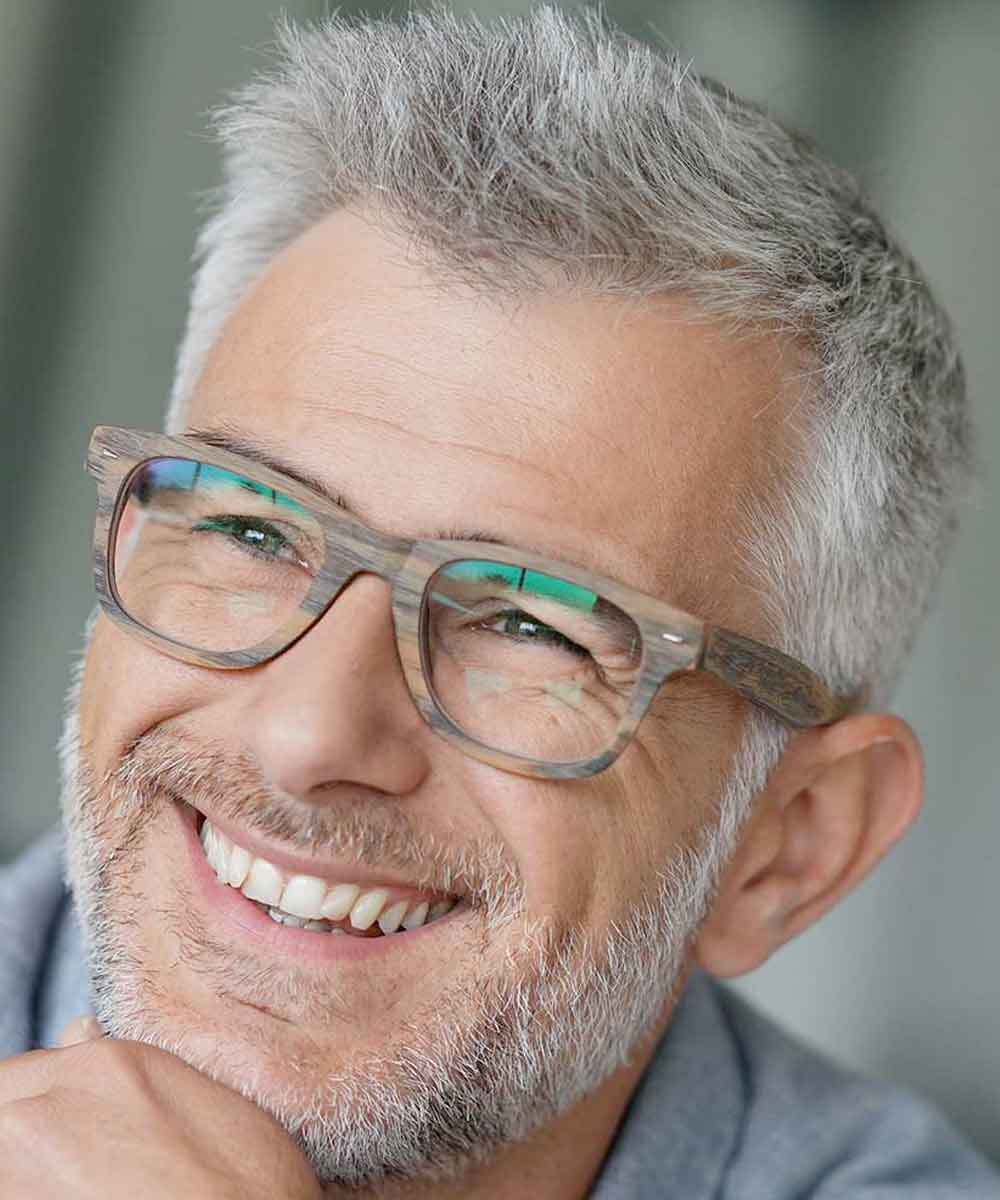 El pelo blanco corto corta al hombre El pelo blanco corto corta al hombre