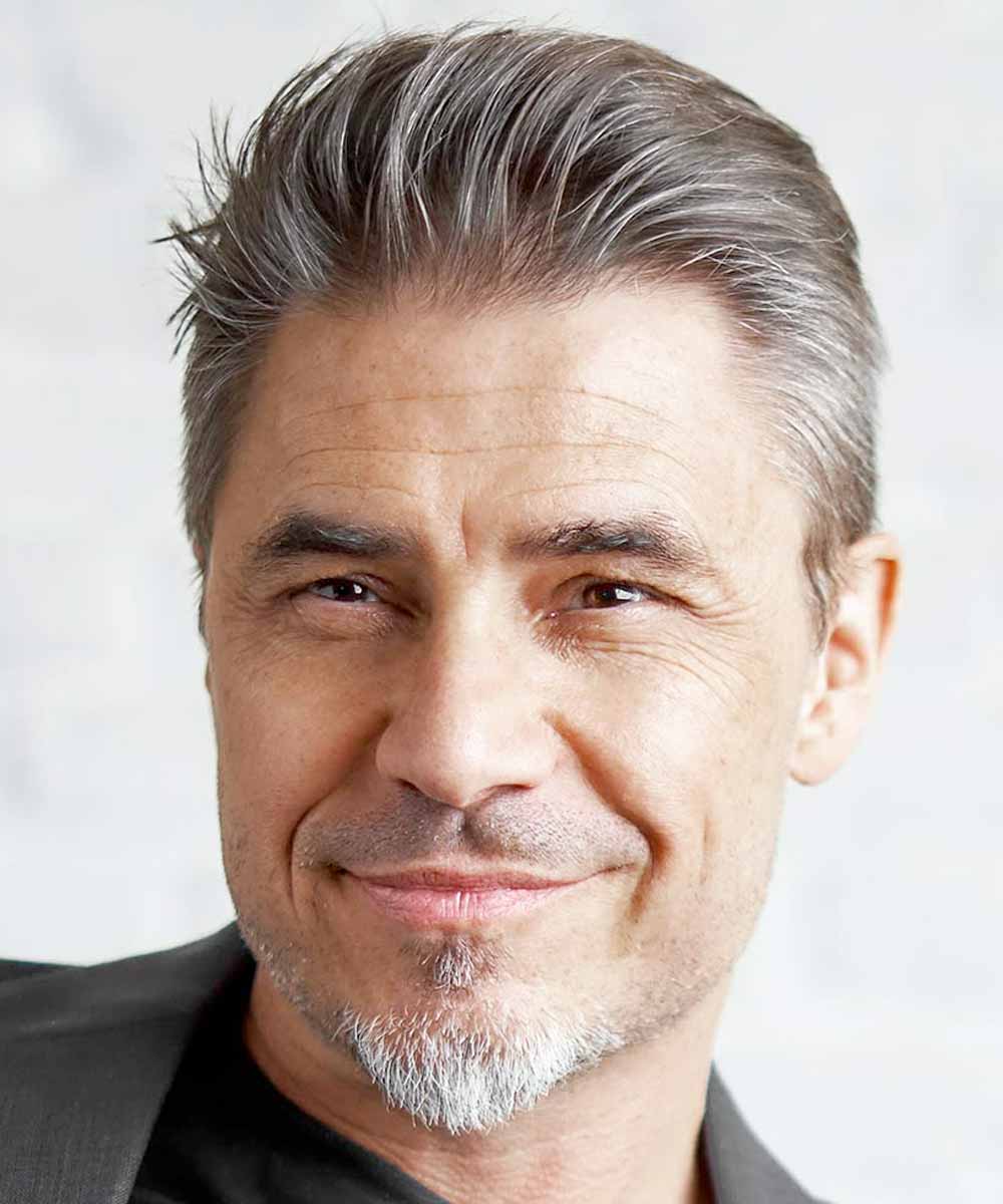 Hombre de 50 años con pelo corto Hombre de 50 años con pelo corto