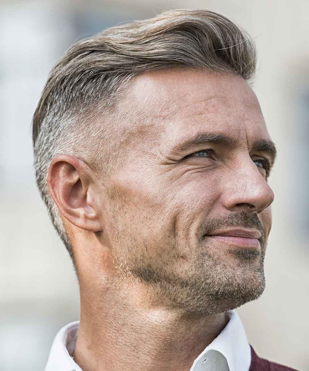 Hombre maduro de pelo corto y borroso Hombre maduro de pelo corto y borroso